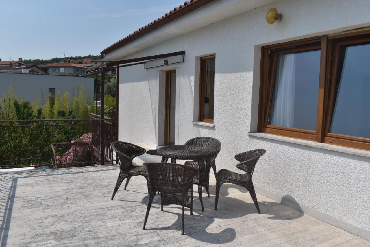 Appartement By The Castle Koper Bagian luar foto